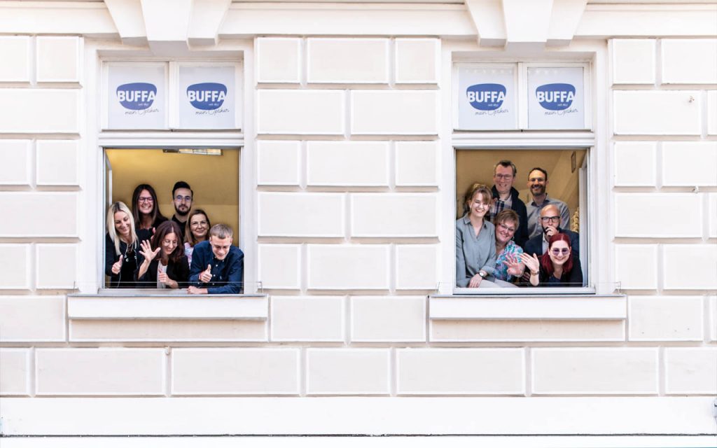 Optik Buffa-Team schaut aus dem Fenster
